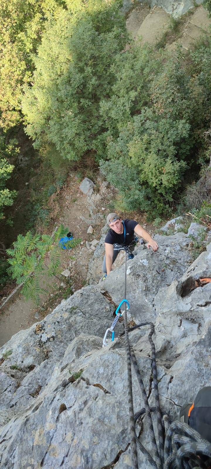 ragazzo che scala montagna