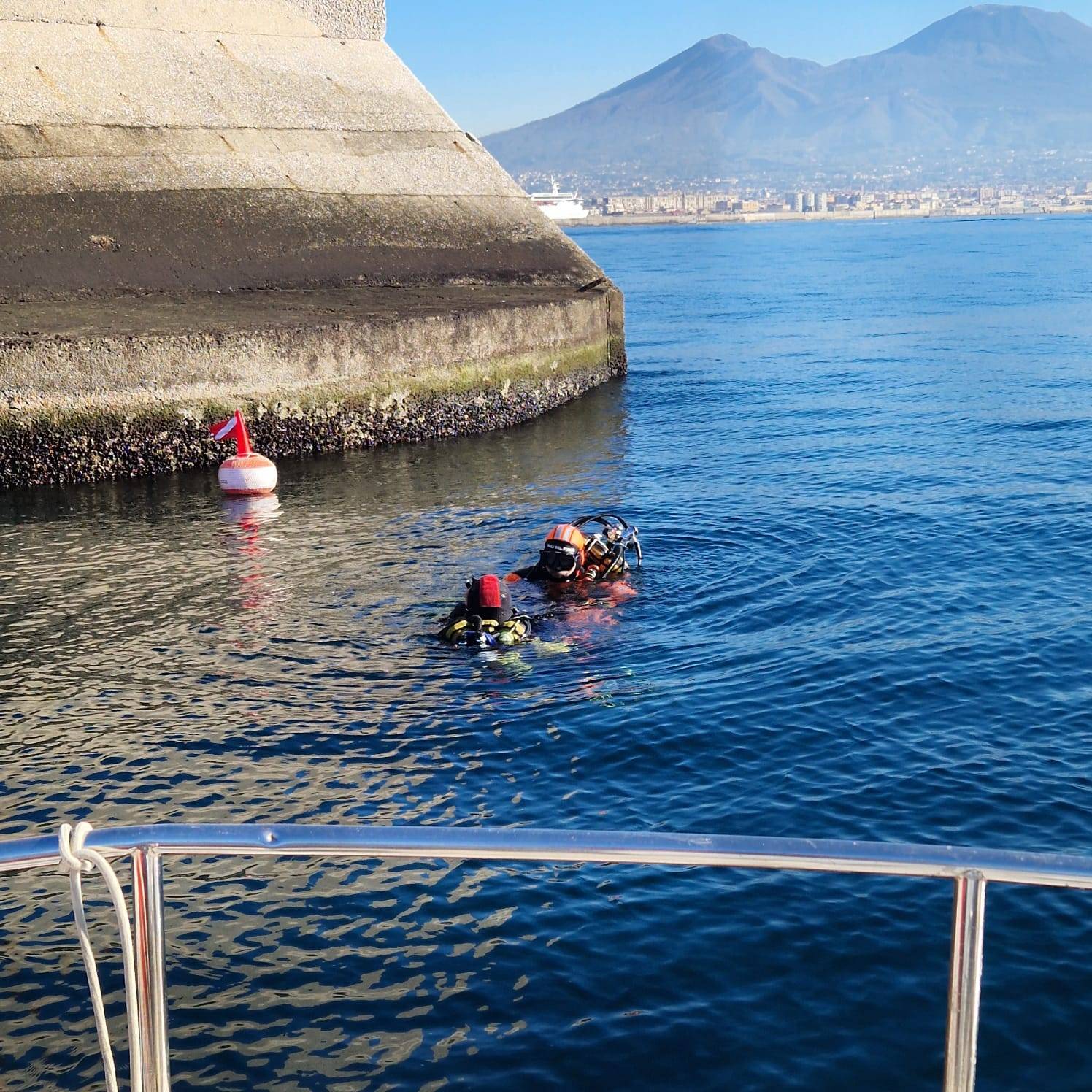 golfo di napoli con subacquei