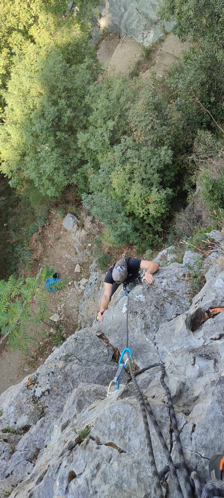 ragazzo che scala montagna