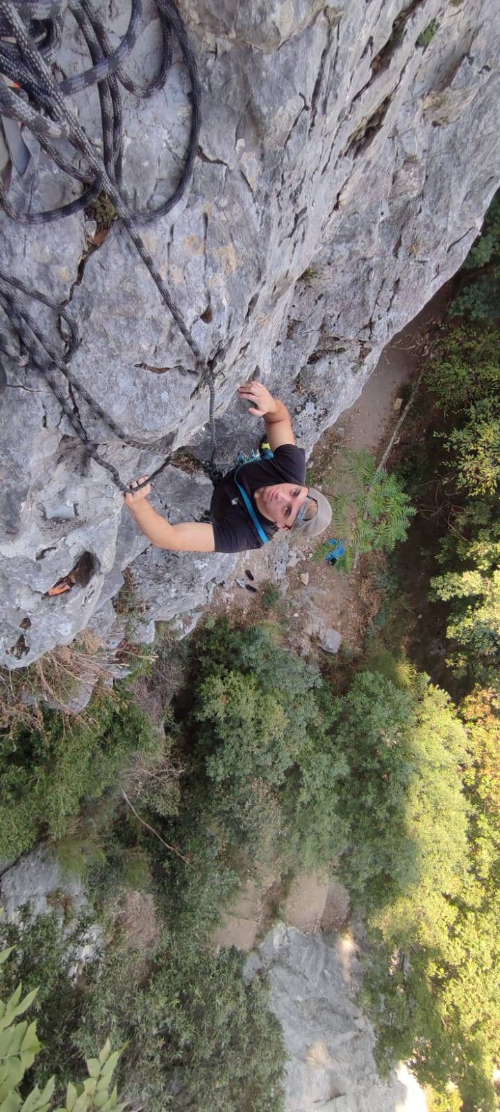 ragazzo che scala montagna