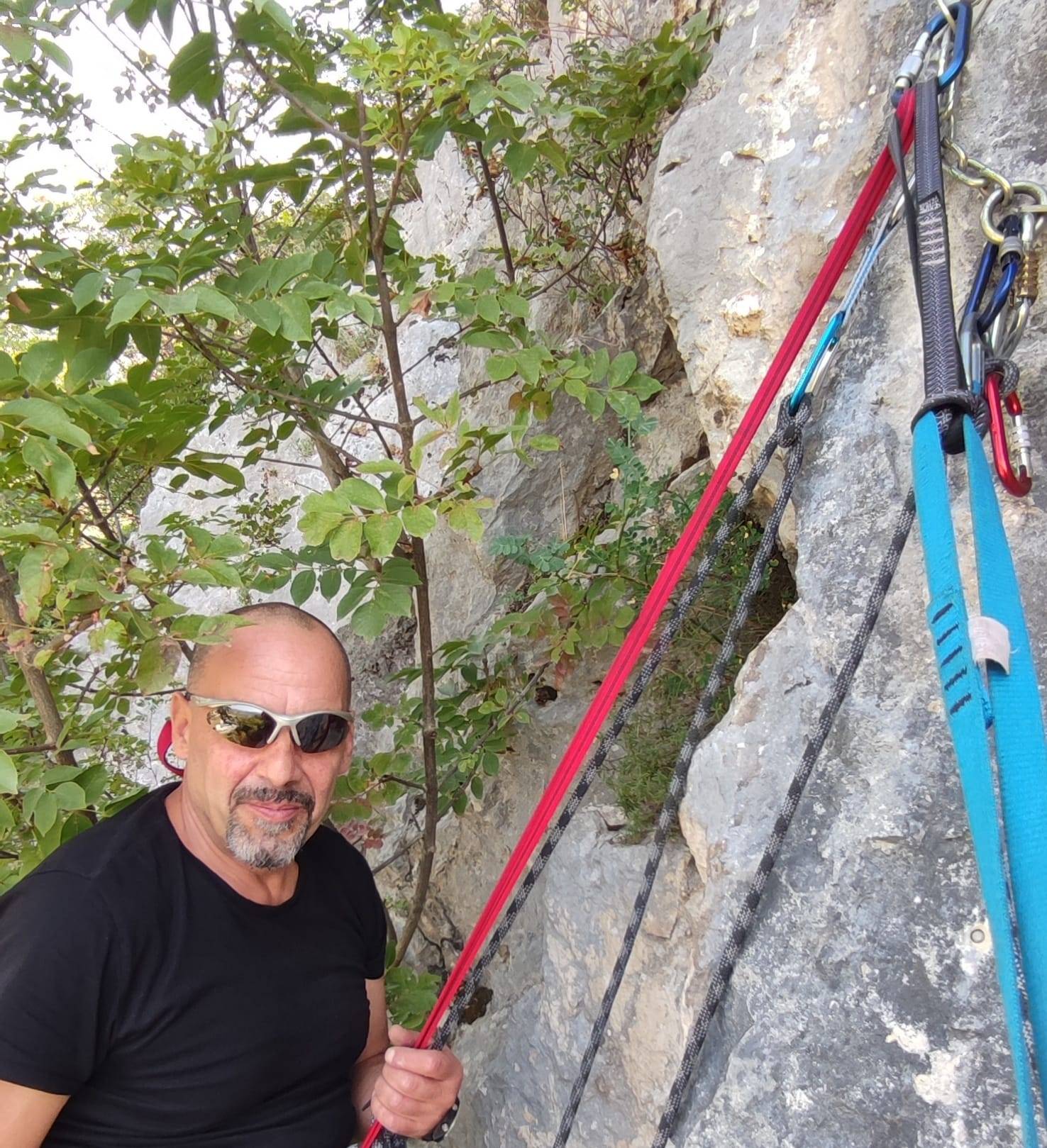 uomo che scala montagna